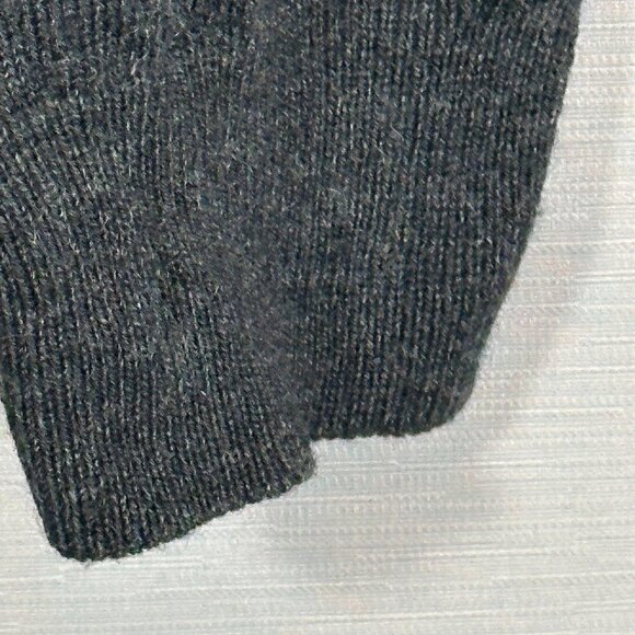 GAP Sweaters Mens Small  Charcoal Gray Merino Wool V Neck Ribbed Hem Cuffs - Picture 5 of 7